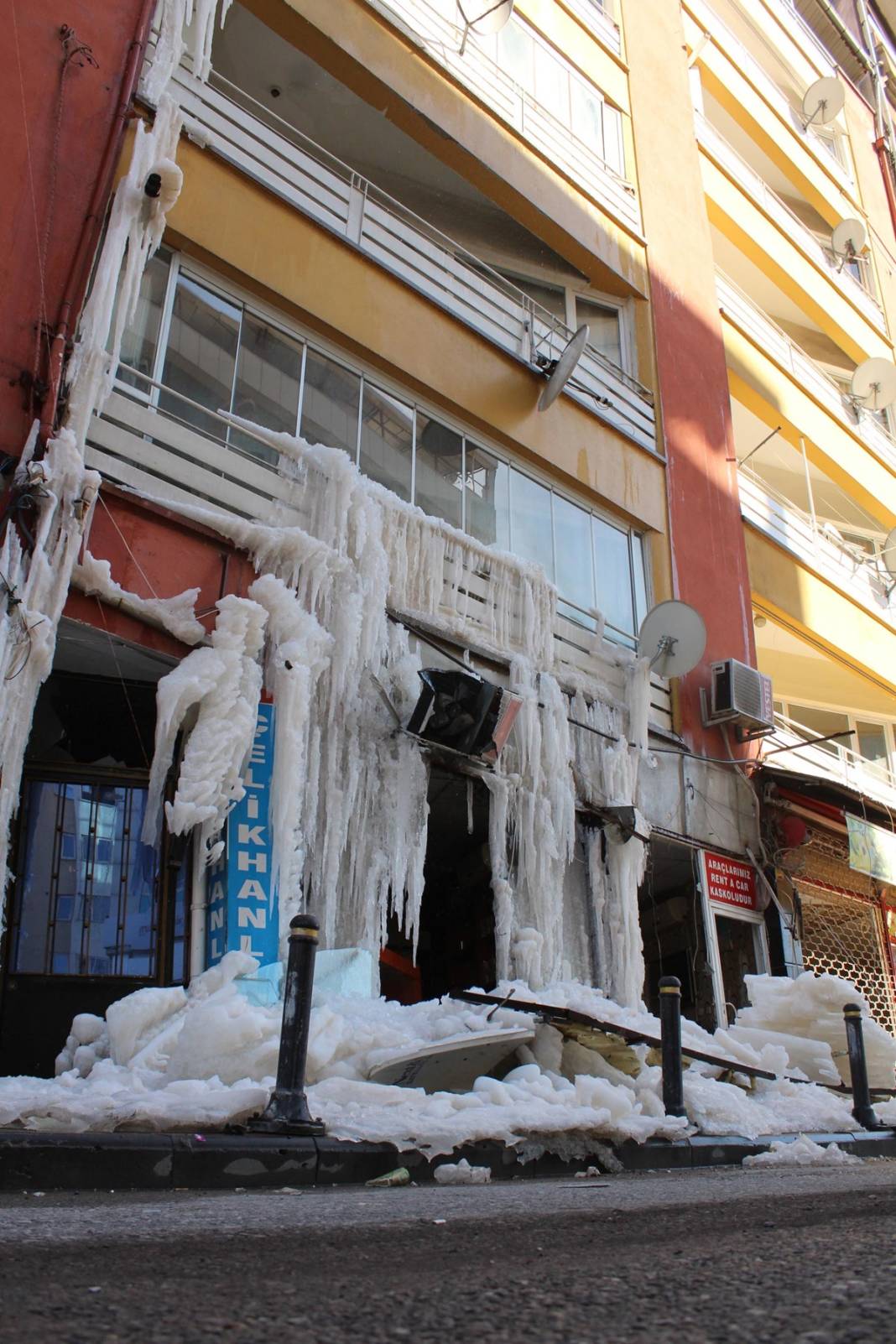 Hasarlı binayı görenler cep telefonlarına sarıldı! Hayrete düşüren manzaranın nedeni daha sonra anlaşıldı 1